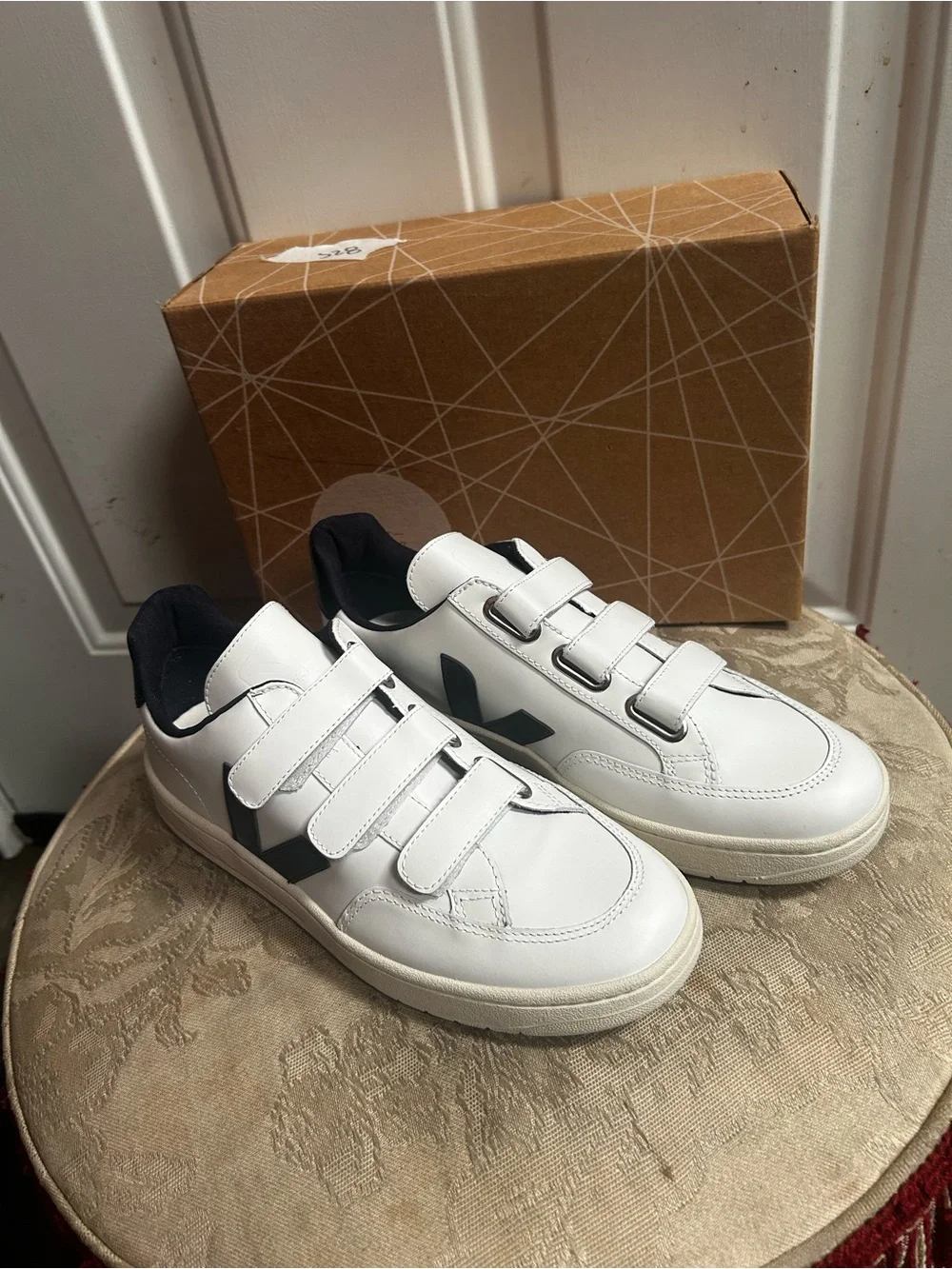 Veja women’s V-Lock White Sneakers with Black Accent - Velcro Closure Sz 9
